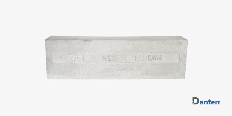 Square concrete rail spacer for consistent reinforcement cover
